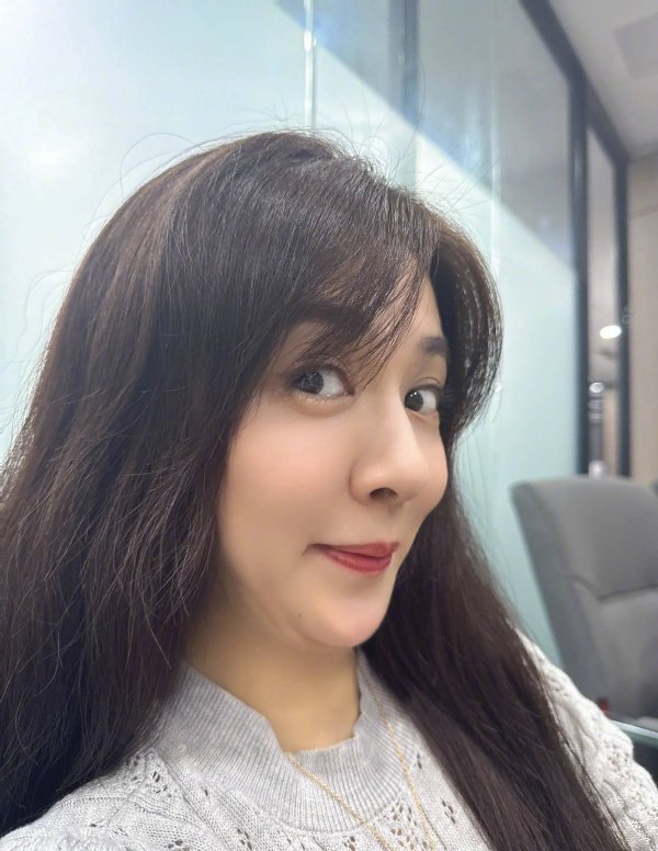 国尚策略 王晓晨晒童年照回应近照双下巴明显：娘胎里就带的，是爸妈给的福气